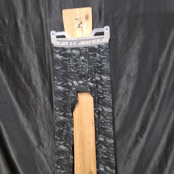 Under Armour Black and gray abstract color youth medium athletic leggings - Picture 7 of 10